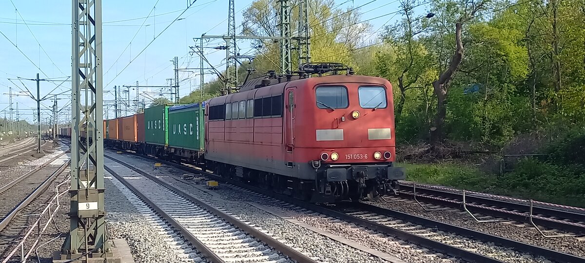 151 053-6 Railpool mit Containerzug durch Hamburg-Harburg am 5.Mai 2022