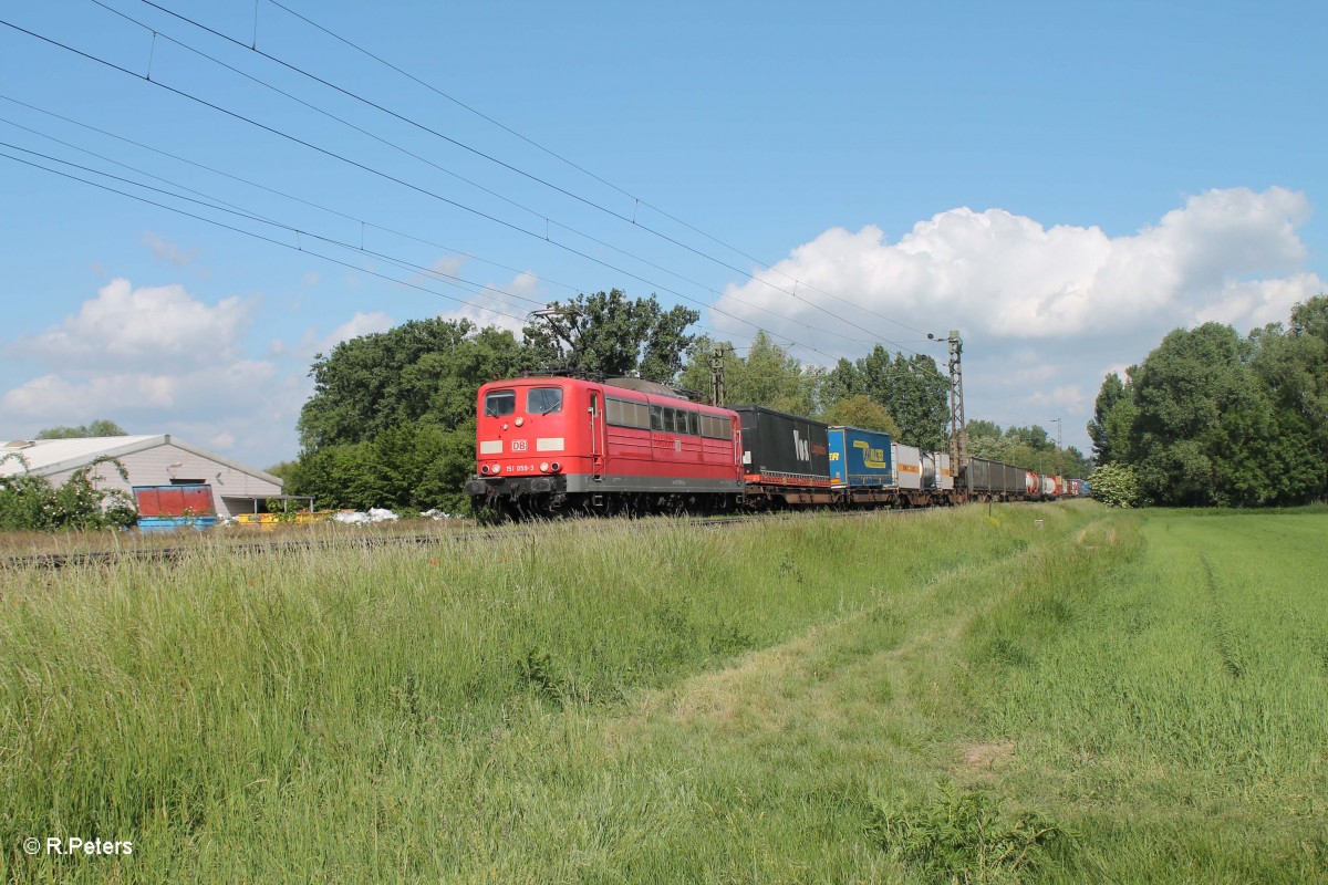 151 059-3 zieht ein Wechselpritschenzug zwischen Nauheim und Groß-Gerau. 20.05.15