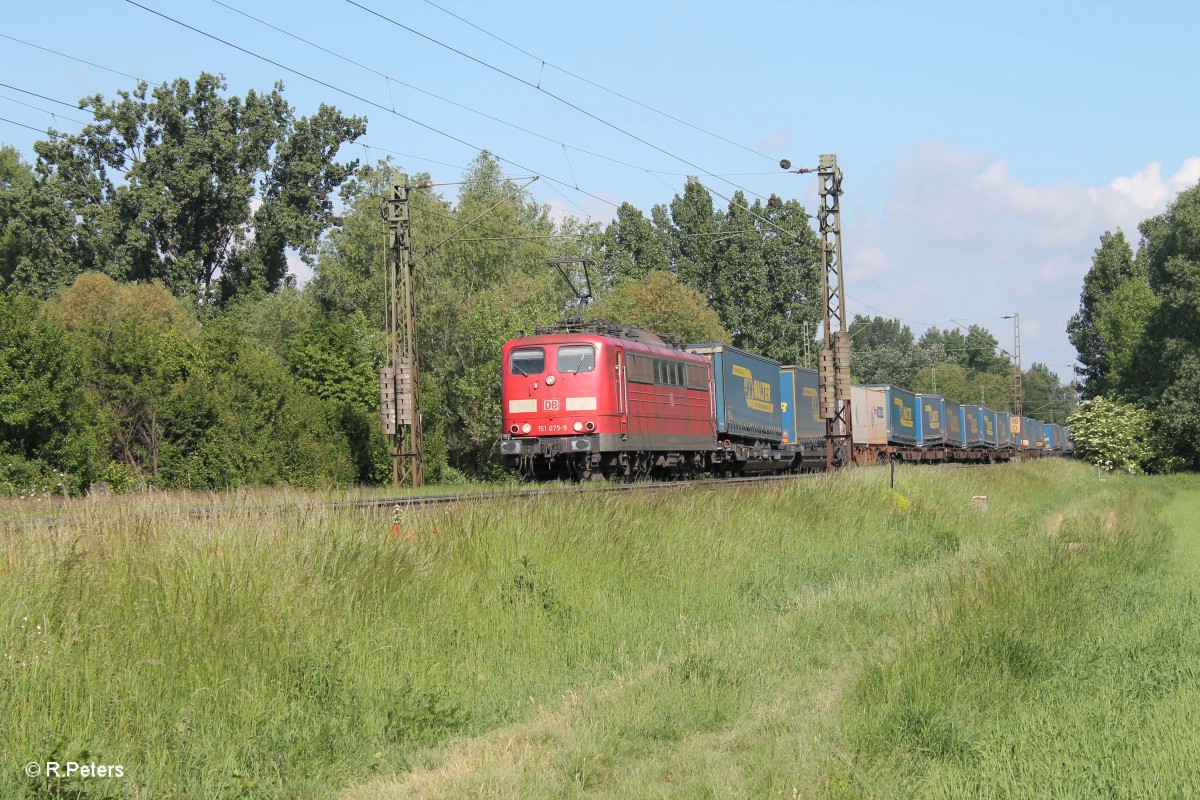 151 075-9 mit einem LKW-Walter Wechselpritschenzug zwischen Nauheim und Groß-Gerau. 21.05.15