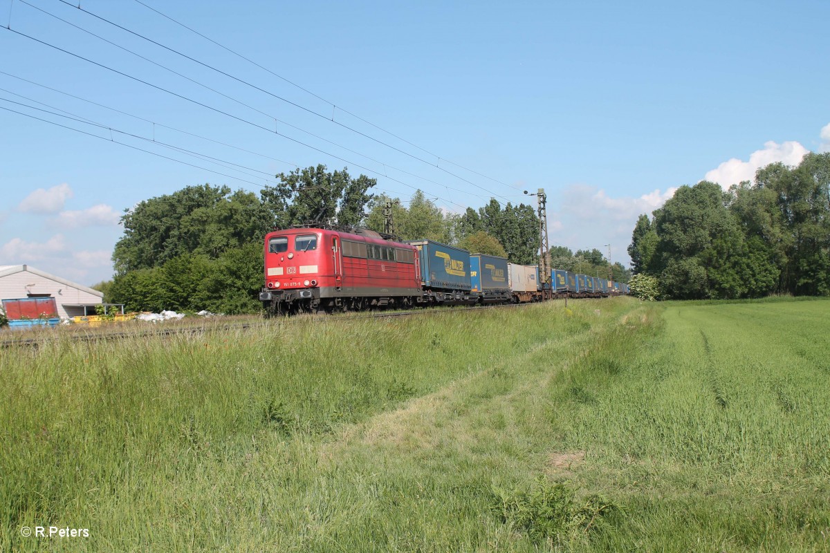 151 075-9 mit einem LKW-Walter Wechselpritschenzug zwischen Nauheim und Groß-Gerau. 21.05.15