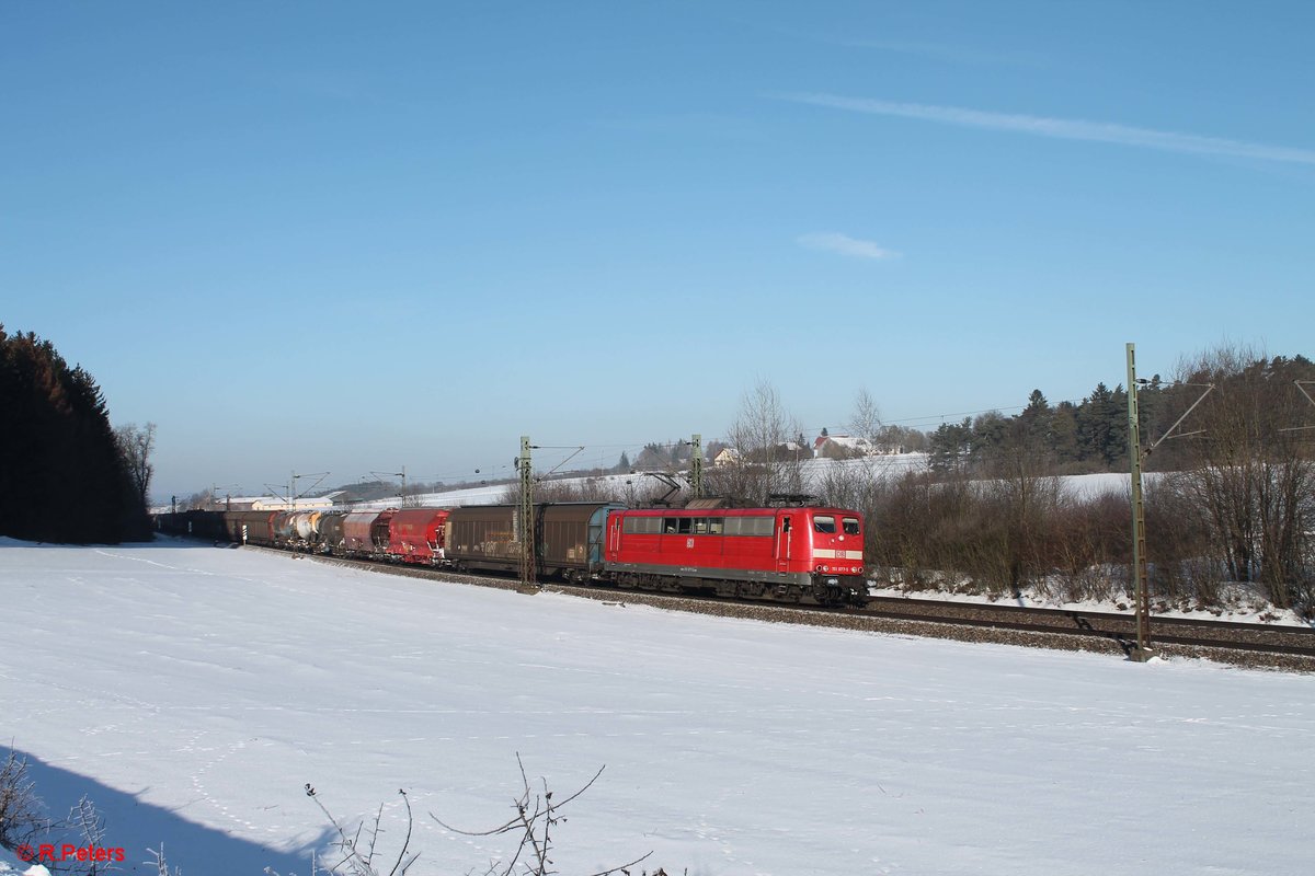 151 077-5 zieht einen gemischten Güterzug in Richtung Regensburg bei Sinsgrün. 19.01.17