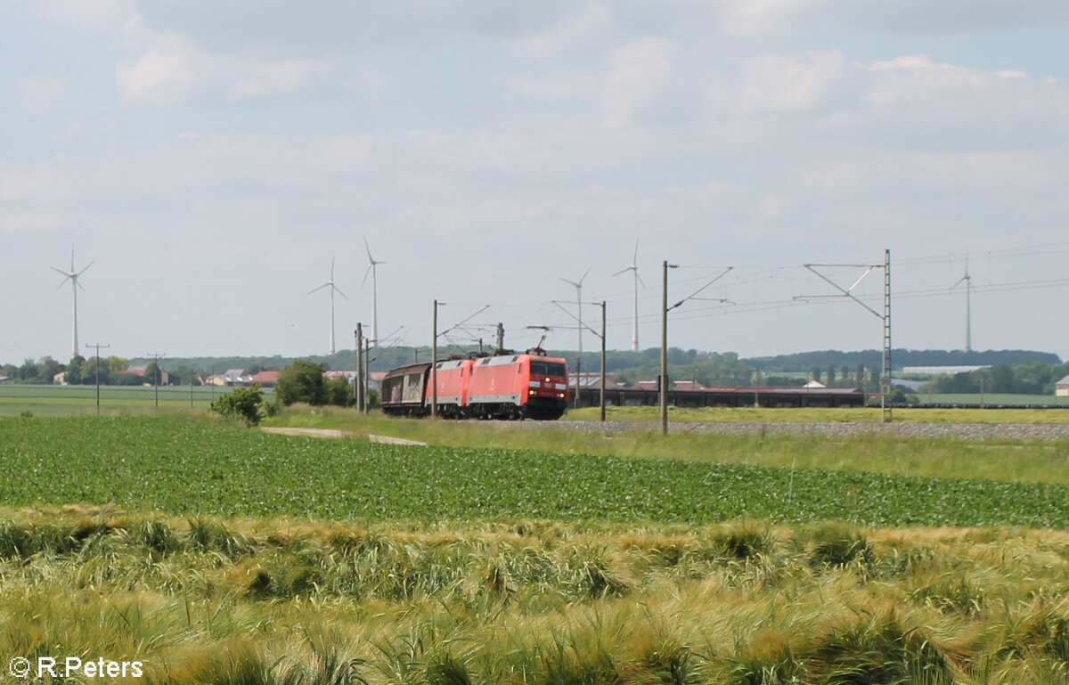 151 112-9 + 152 110-3 ziehen ein langen gemischten Güterzug bei Uffenheim gen Süden. 04.06.24