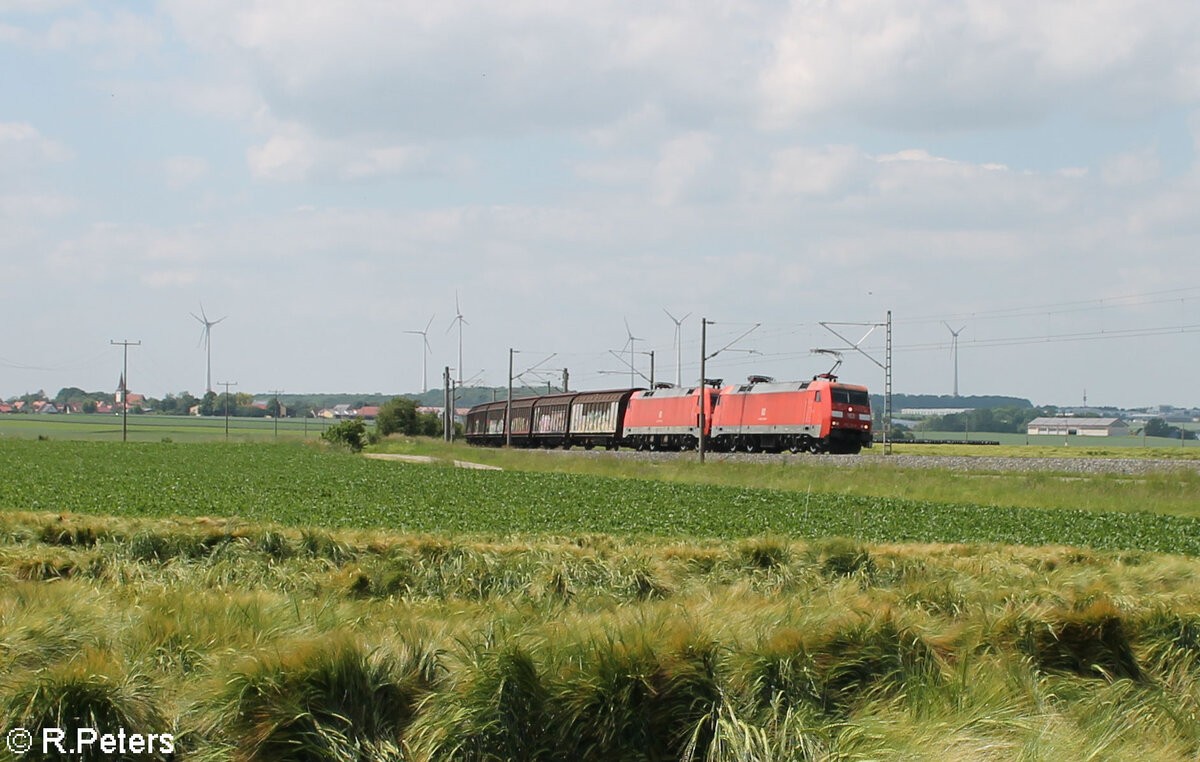151 112-9 + 152 110-3 ziehen ein langen gemischten Güterzug bei Uffenheim gen Süden. 04.06.24