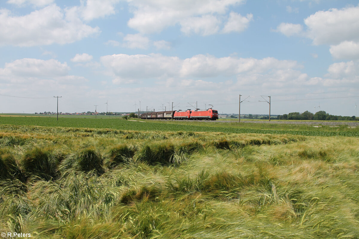 151 112-9 + 152 110-3 ziehen ein langen gemischten Güterzug bei Uffenheim gen Süden. 04.06.24