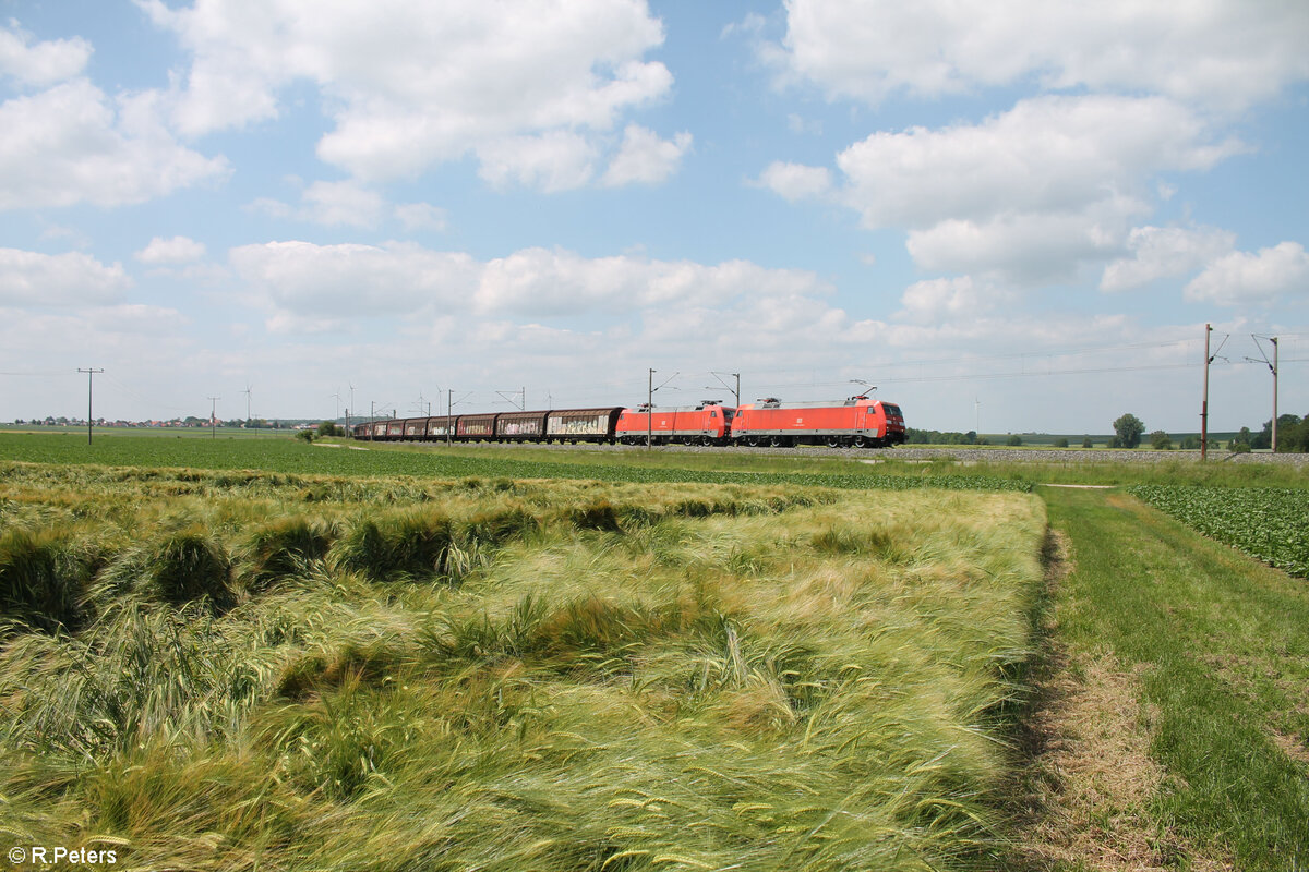 151 112-9 + 152 110-3 ziehen ein langen gemischten Güterzug bei Uffenheim gen Süden. 04.06.24