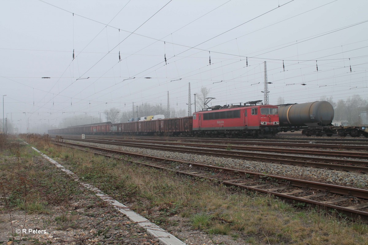 151 141-5 kommtmit einem gemischten Güterzug zurück durch Leipzig Schönefeld. 29.03.14