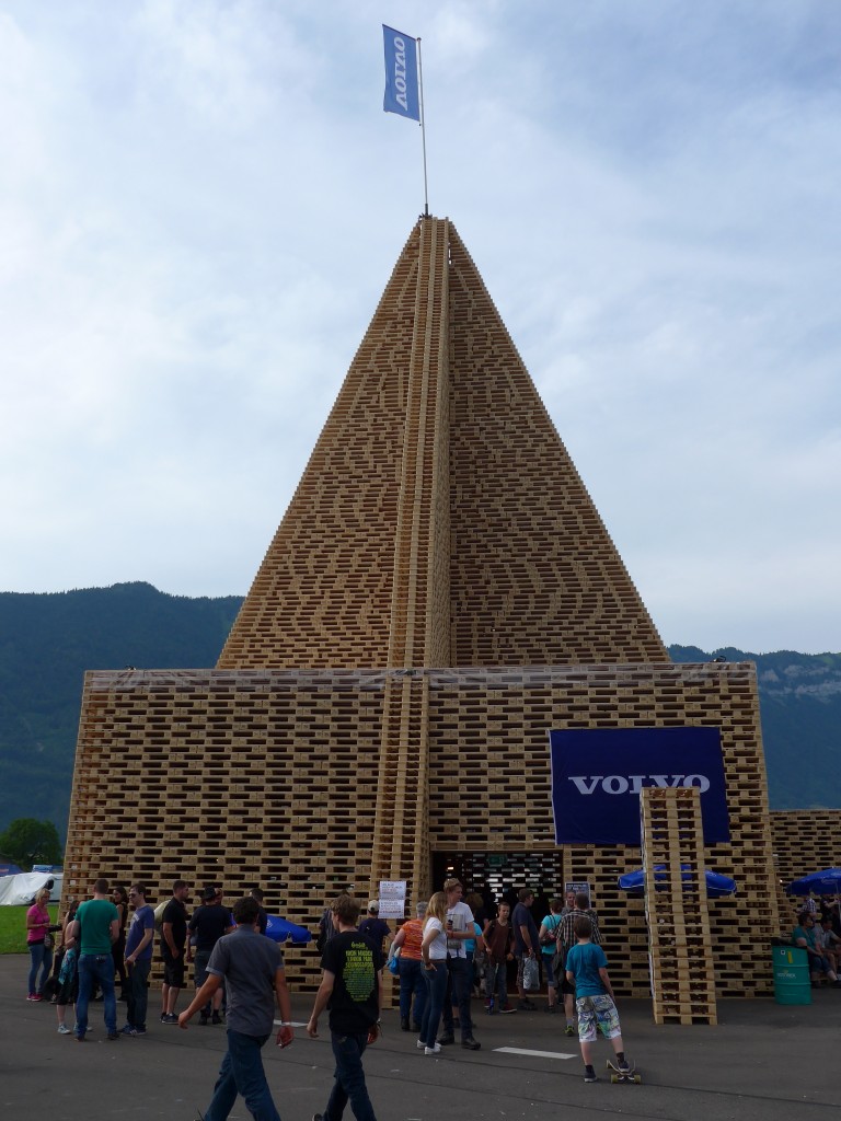 (151'939) - Volvo Palettenturm am 28. Juni 2014 in Interlaken, Flugplatz