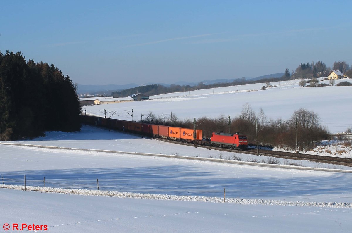 152 003 mit einem Containerzug bei Sinsgrün. 19.01.17