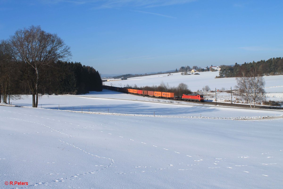 152 003 mit einem Containerzug bei Sinsgrün. 19.01.17