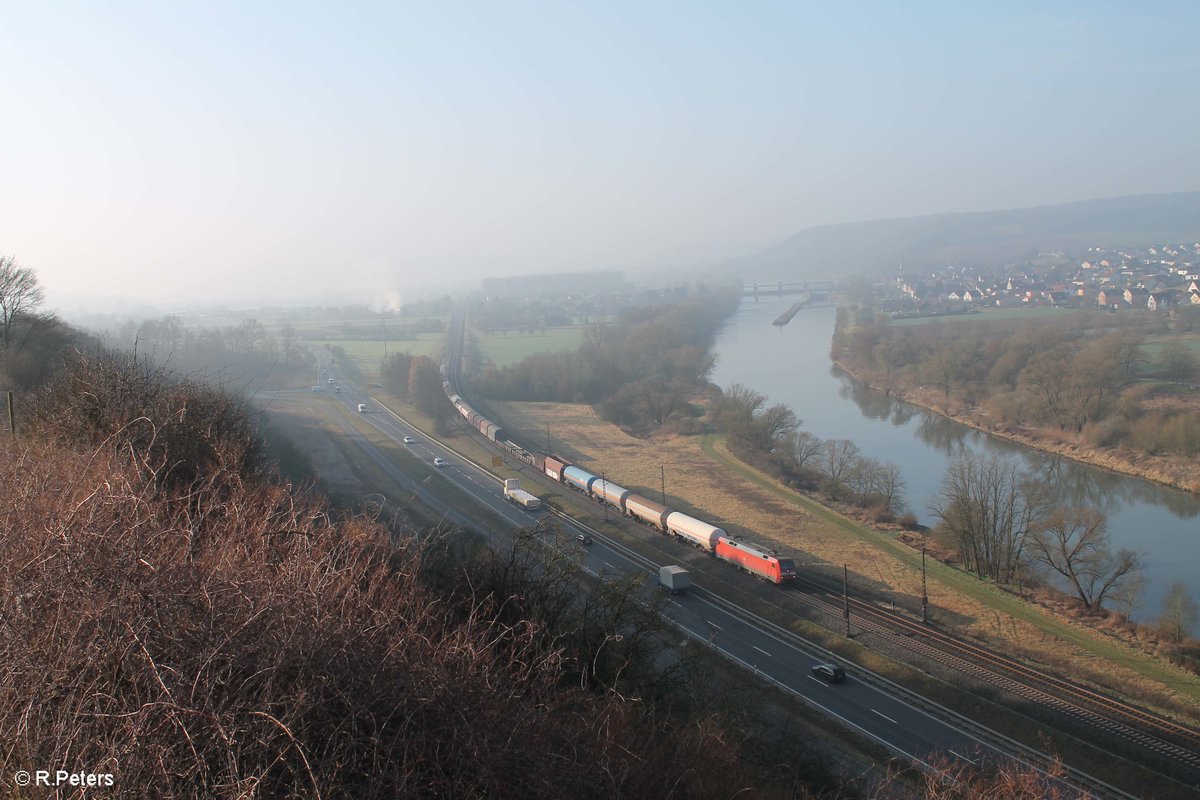 152 004-8 zieht einen gemischten Güterzug zwischen Himmelstadt und Gemünden. 16.03.17