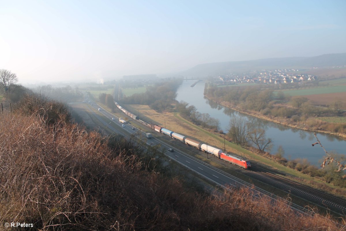 152 004-8 zieht einen gemischten Güterzug zwischen Himmelstadt und Gemünden. 16.03.17