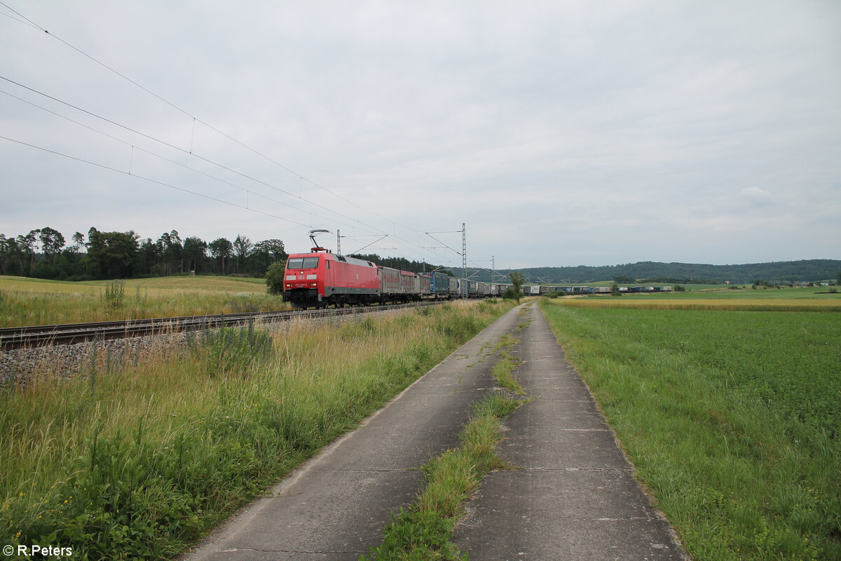 152 008-9 zieht mit einem KLV-Zug bei Oberdachstetten in Richtung Norden. 02.07.24
