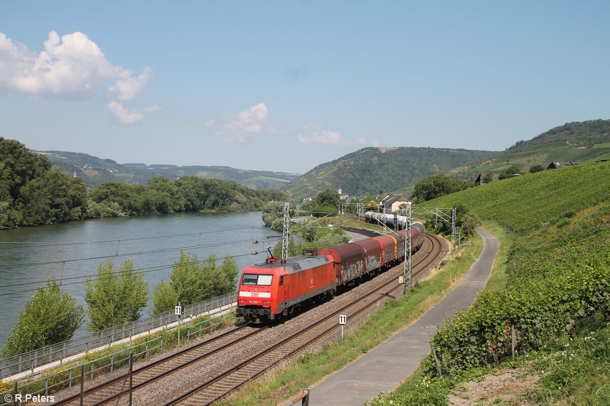 152 009-7 zieht bei Lorch am Rhein ein Containerzug gen Süden. 20.07.24