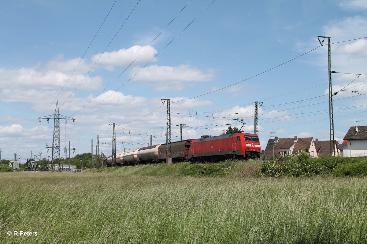 152 012-1 verlässt Biblis mit einem gemischten Güterzug in Richtung Mannheim. 19.05.15