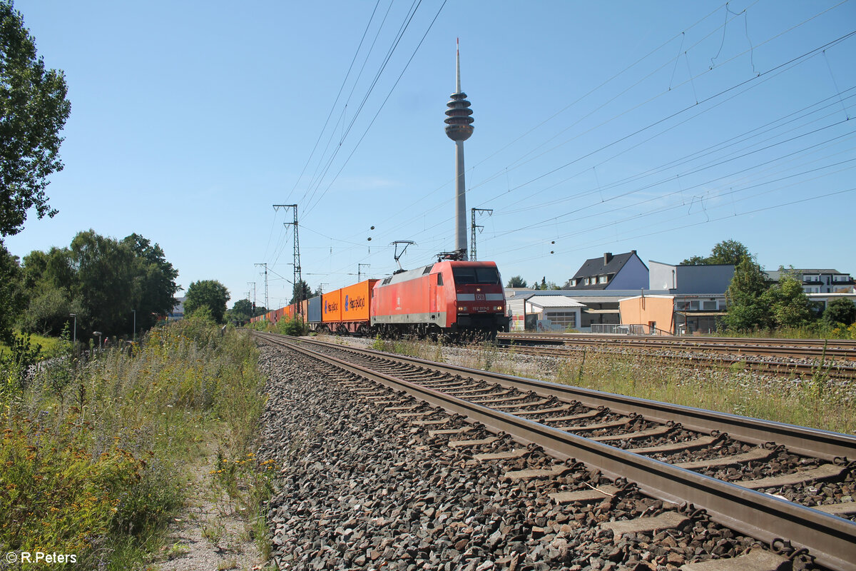152 017-0 zieht mit einem Containerzug nach Regensburg Ost durch Nürnberg Hohe Marter. 11.08.24