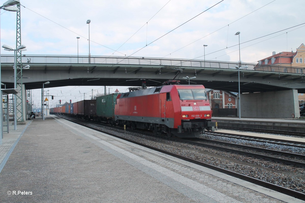 152 030-3 mit einem Containerzug in Regensburg Ost. 20.02.14