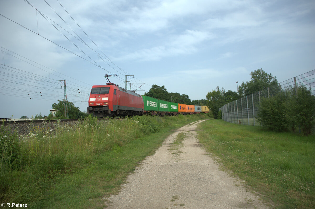 152 034-5 kommt mit einem Containerzug aus dem Nürnberger Hafen durch die Treuchtlinger Kurve in Nürnberg Hohe Marter. 29.06.24
