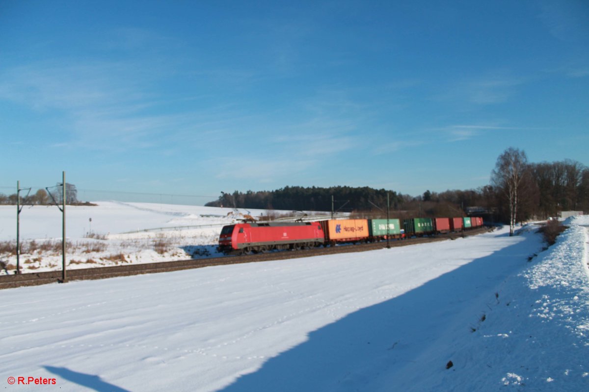 152 041-0 zieht ein Containerzug bei Sinsgrün. 19.01.17