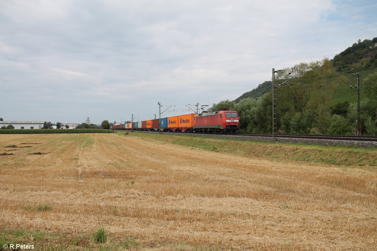 152 041-0 zieht mit ein Containerzug bei Zeil am Main in Richtung Bamberg. 01.08.24