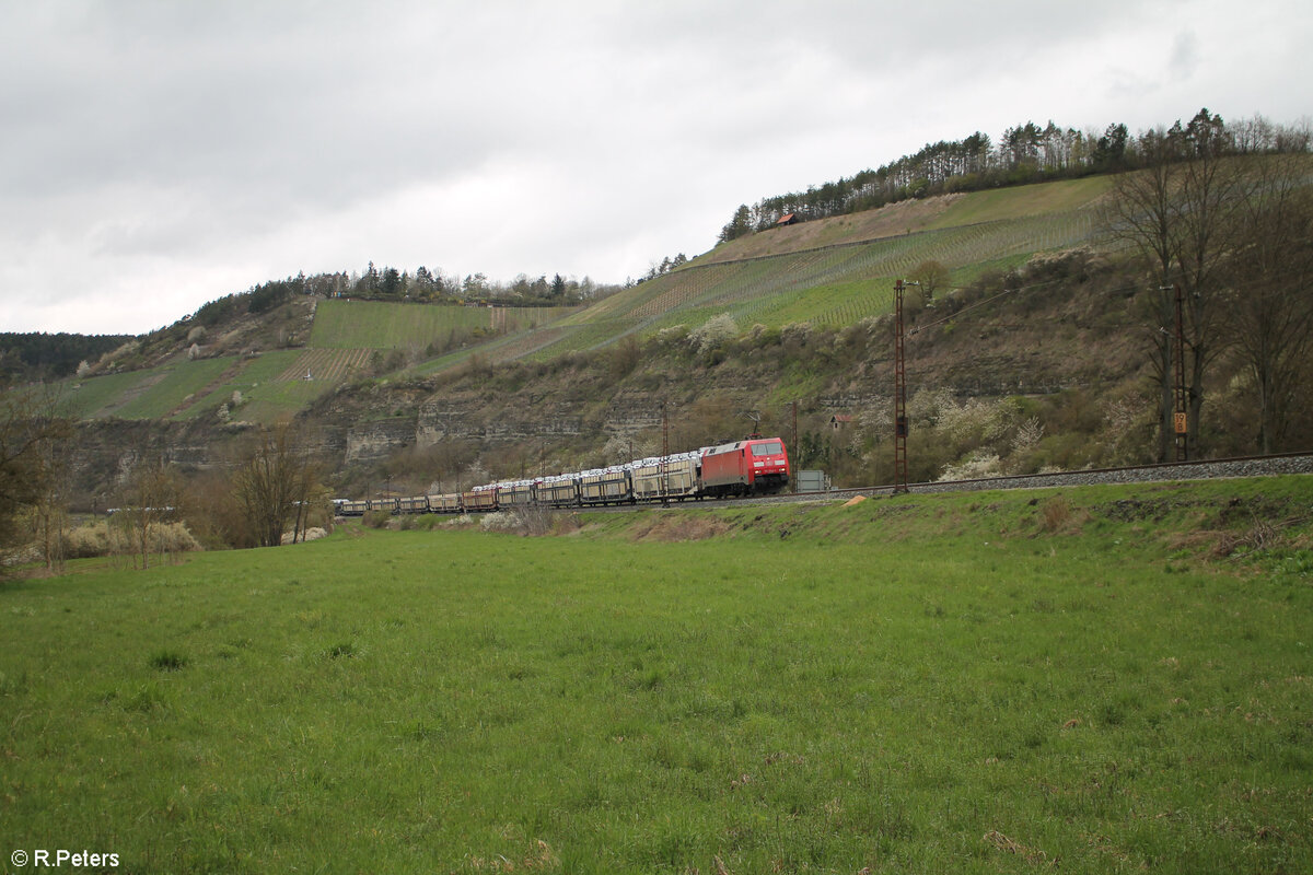 152 044-4 mit einem Autotransportzug bei Himmelstadt gen Süden. 28.03.24