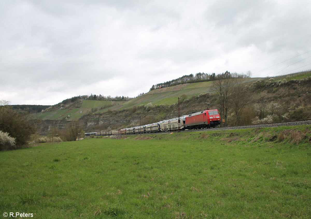 152 044-4 mit einem Autotransportzug bei Himmelstadt gen Süden. 28.03.24