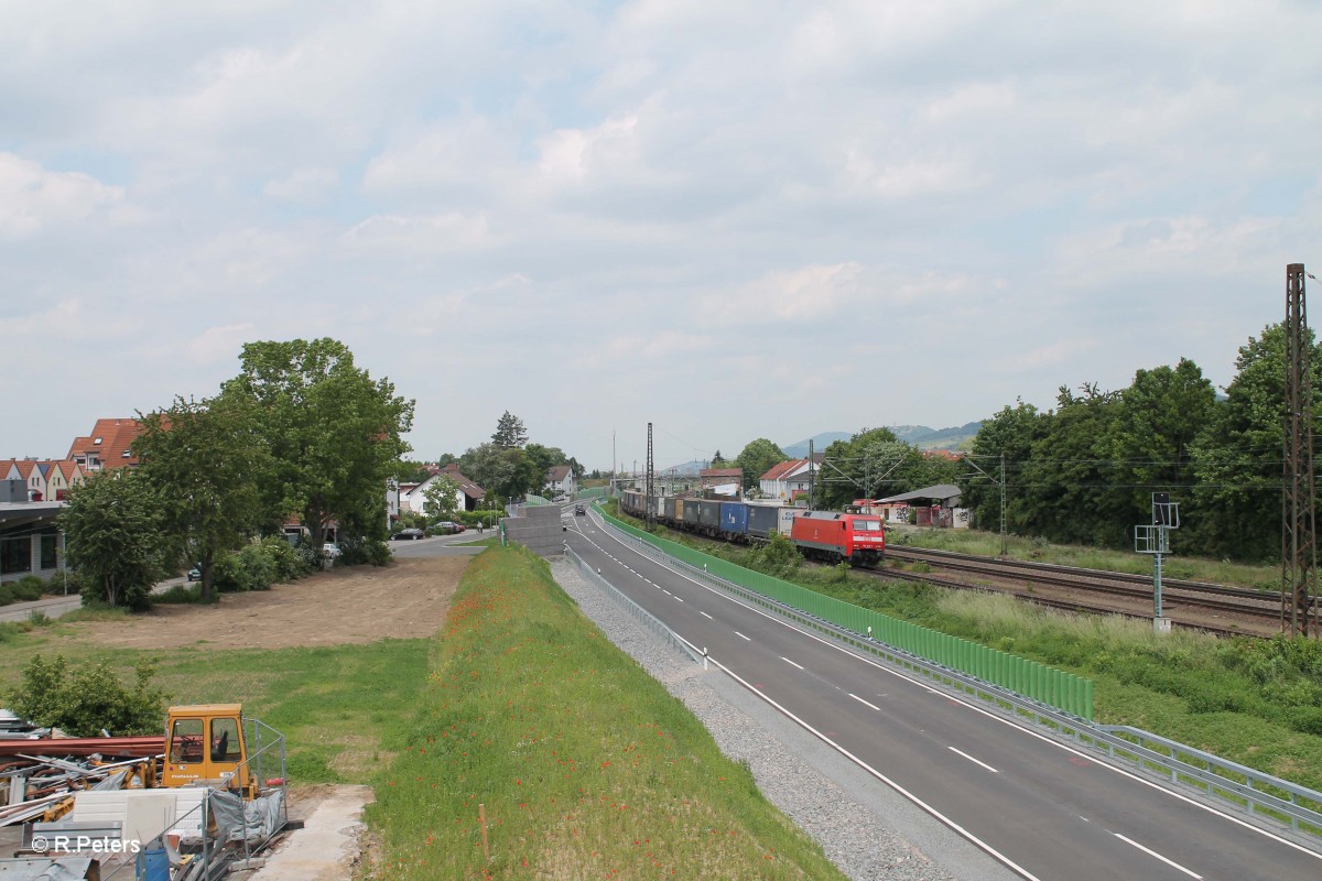 152 045-1 durchfährt Hemsbach in Richtung Süden mit einem gemischten Güterzug. 28.05.15