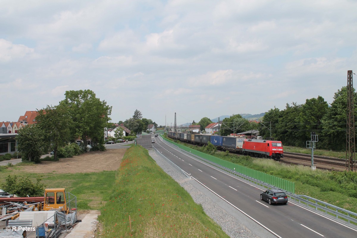 152 045-1 durchfährt Hemsbach in Richtung Süden mit einem gemischten Güterzug. 28.05.15