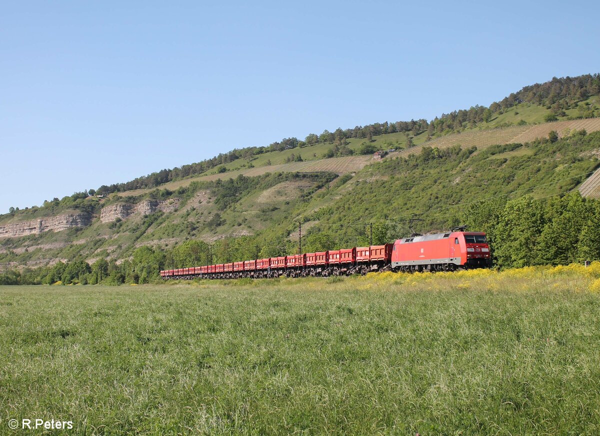 152 053-5 zieht mit einem Schotterzug bei Thüngersheim in Richtung Süden. 02.06.21