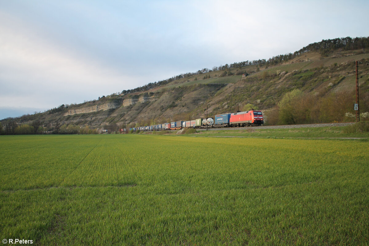 152 059-2 mit einem Wechselpritschenzug bei Thngersheim. 28.03.24