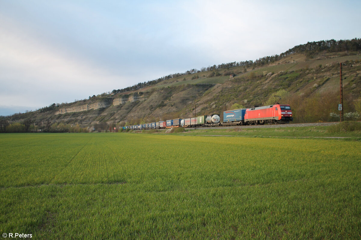 152 059-2 mit einem Wechselpritschenzug bei Thngersheim. 28.03.24