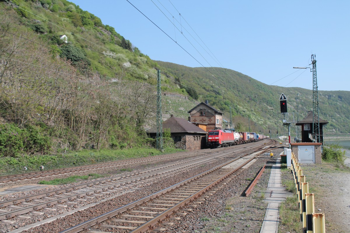 152 060-0 erreicht Kaub mit einem KLV-Zug. 22.04.15
