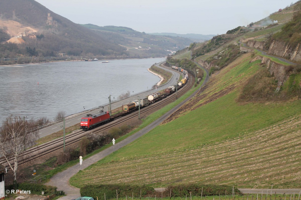 152 060-0 zieht mit einem bunten Wechselpritschenzug an der Blockstelle Bodenthal südwärts vorbei. 21.03.14
