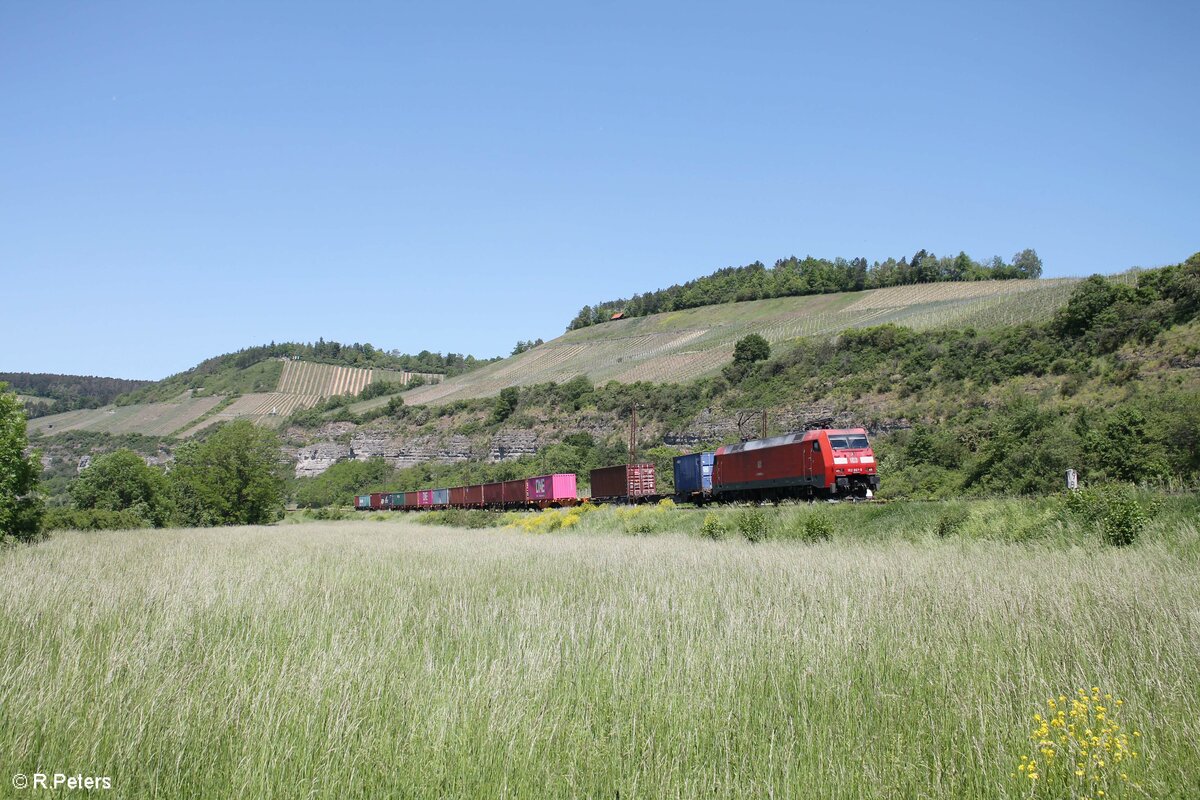 152 067-5 zieht bei Himmelstadt ein Containerzug in Richtung Süden. 02.06.21