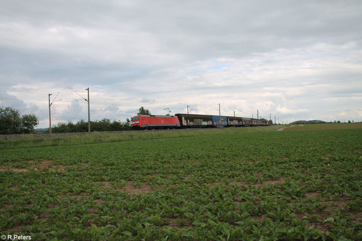 152 069 zieht hinter Uffenheim einen kurzen H-Wagenzug in Richtung Norden. 27.05.24