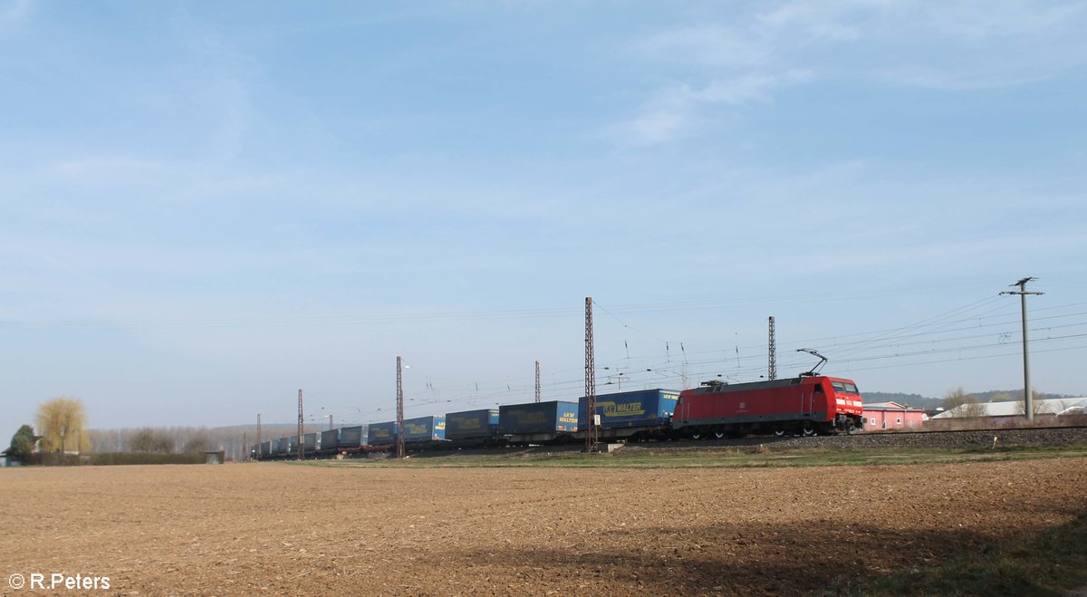 152 076-6 zieht ein LKW-Walter Wechselpritschenzug durch Retzbach-Zellingen.16.03.17