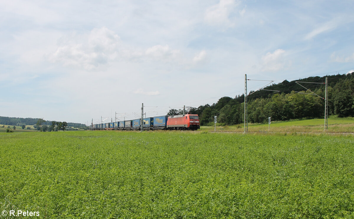152 080 zieht bei Oberdachstetten ein LKW-Walter Zug in Richtung Süden. 08.06.24