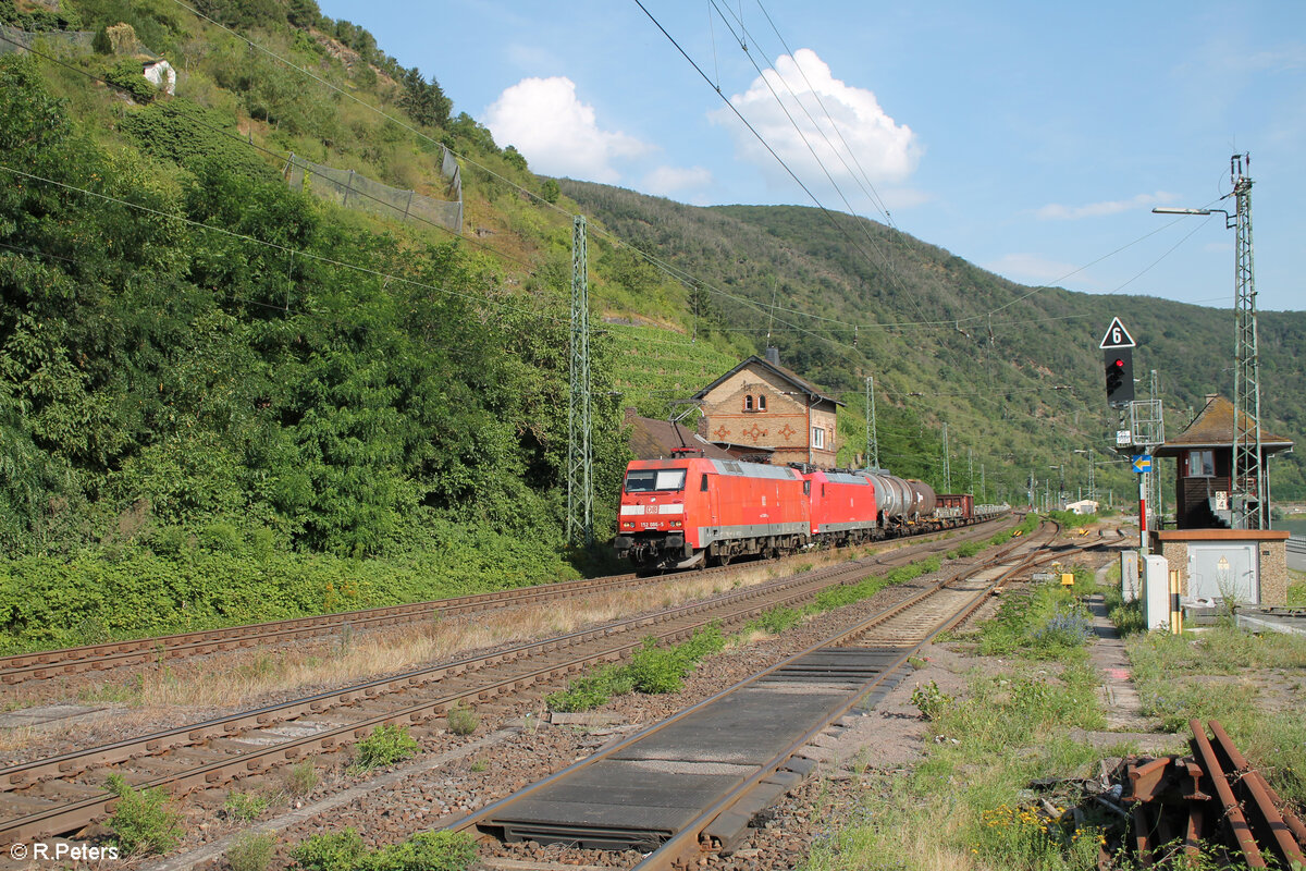152 086-5 + 185 144-3 ziehen mit einem gemischten Güterzug durch Kaub. 20.07.24