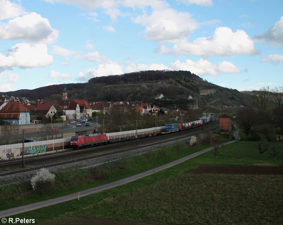152 092-3 zieht mit einen KLV-Zug durch Retzbach-Zellingen. 28.03.24