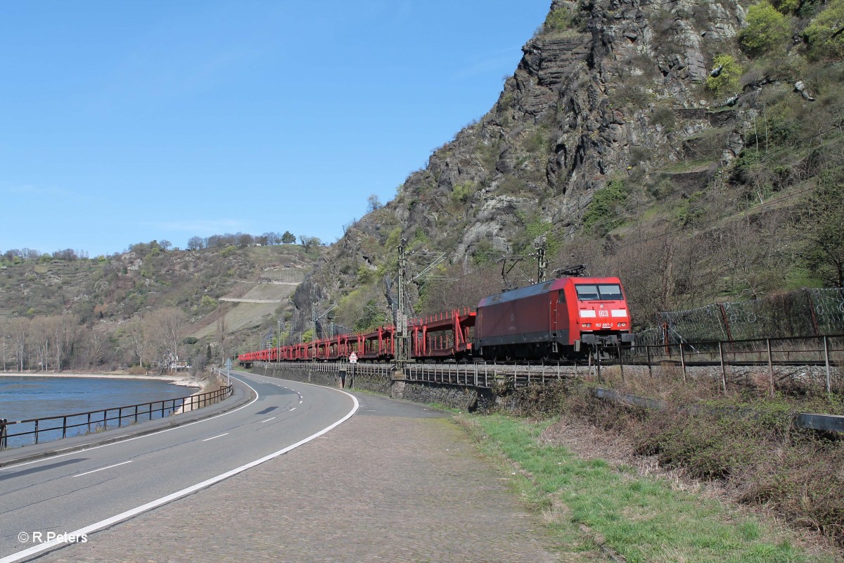 152 097-2 zieht mit einem leeren Autozug hinter der Loreley. 20.03.14