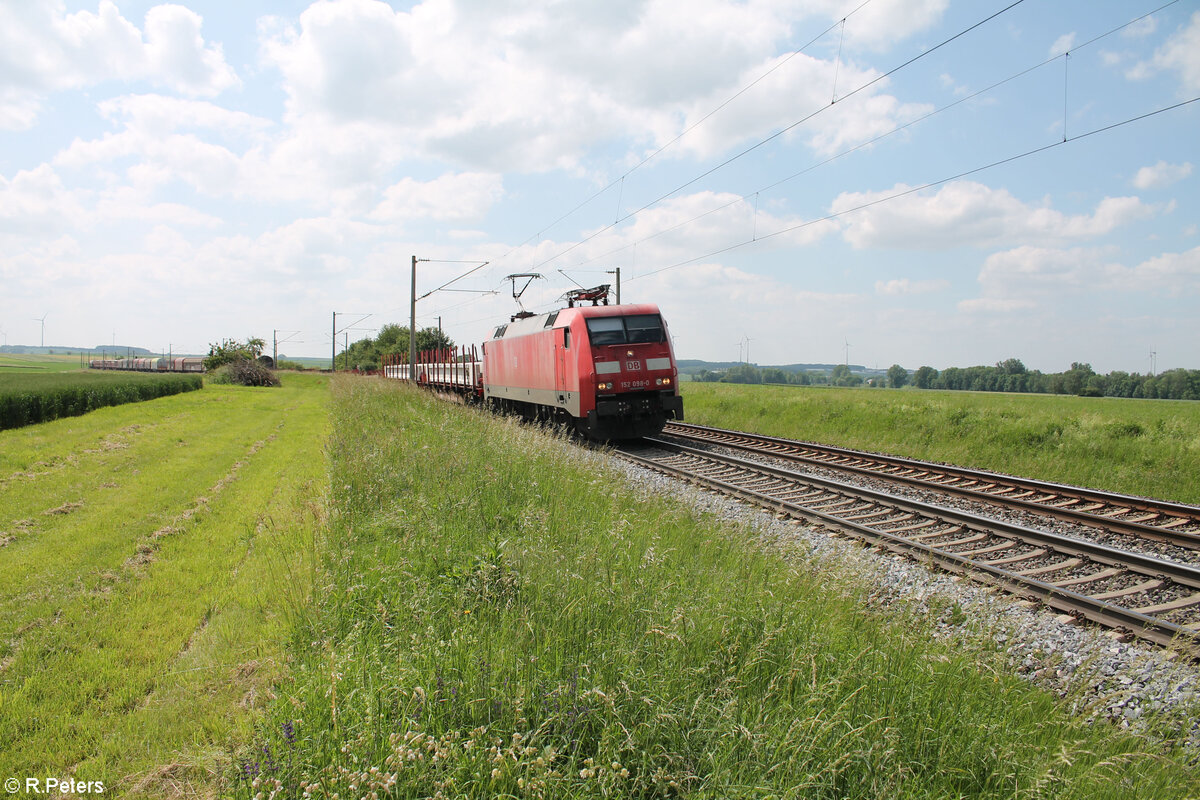 152 098-0 zieht bei Uffenheim ein gemischten Güterzug gen Süden. 04.06.24