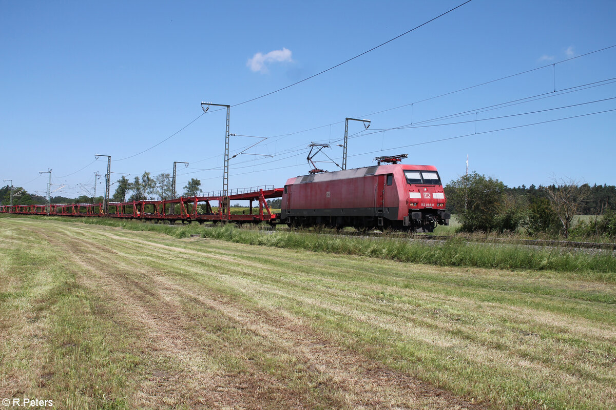 152 098-0 zieht mit einem leeren Autotransportzug bei Oberdachstetten in Richtung Süden. 08.06.24