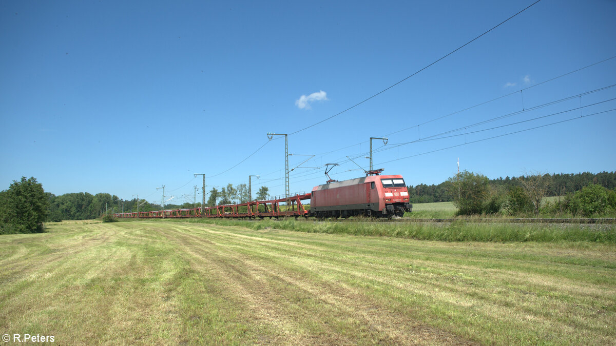 152 098-0 zieht mit einem leeren Autotransportzug bei Oberdachstetten in Richtung Süden. 08.06.24