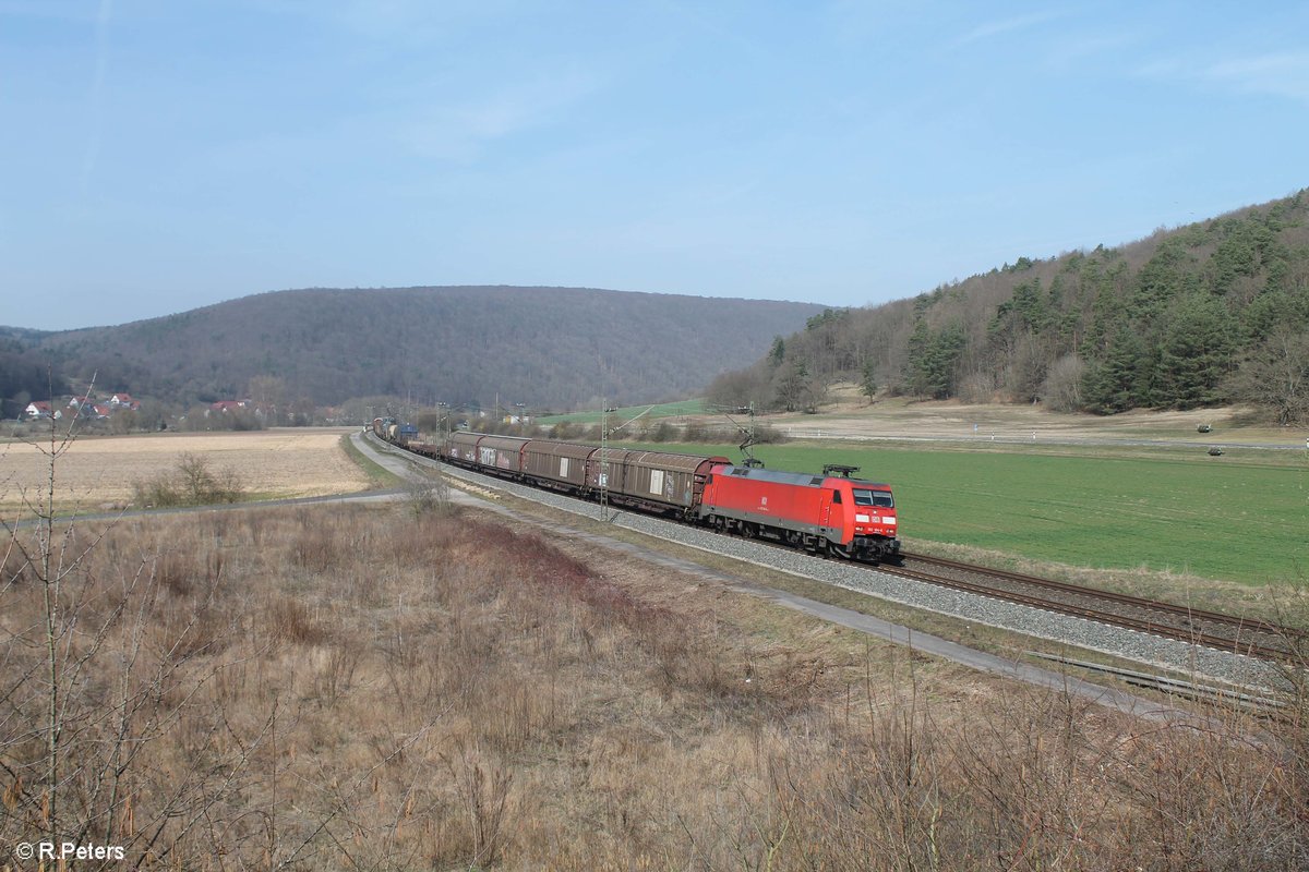 152 104-5 zieht ein gemischten Güterzug bei Harbach durchs Maintal. 16.03.17