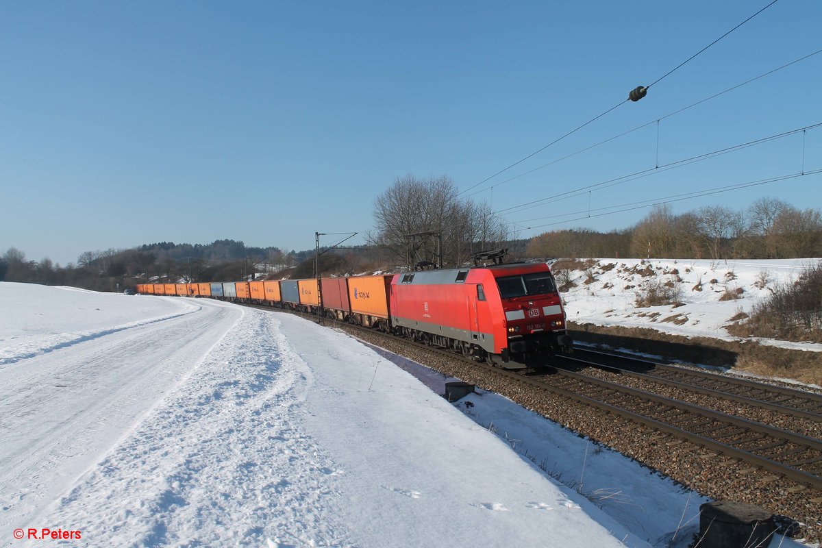 152 114-5 zieht einen Containerzug bei Pölling. 26.01.17