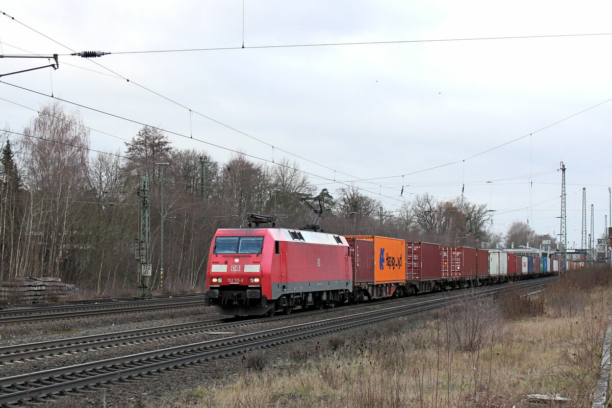 152 115-2 mit Seekisten für den Hamburger Hafen. Tostedt, 13.01.2023