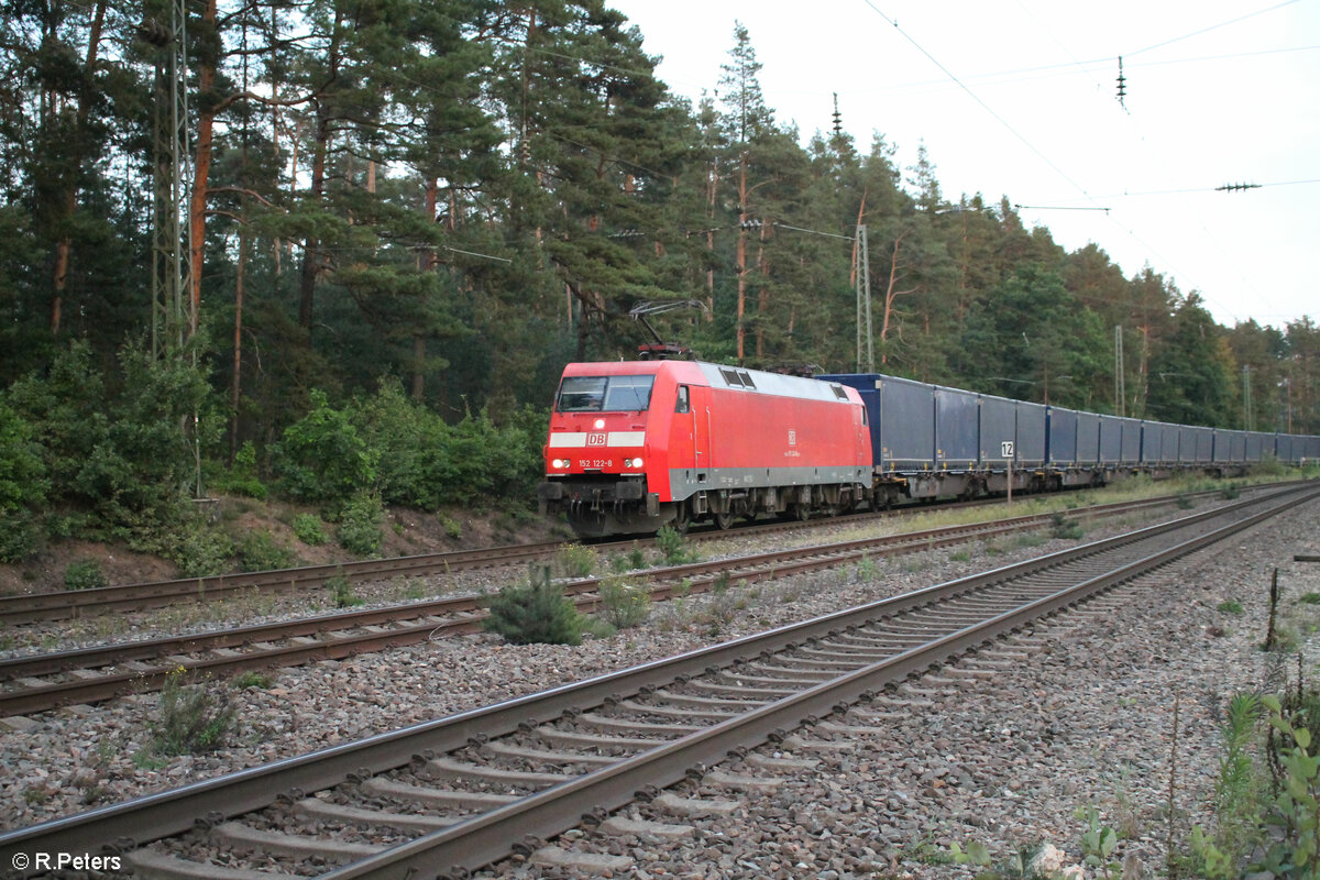 152 122-8 mit einem Containerzug bei der Durchfahrt in Ochenbruck in Richtung Nürnberg. 12.09.23