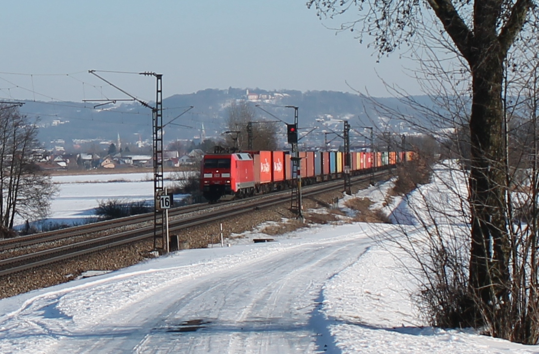 152 128-5 zieht ein Containerzug bei Pölling. 26.01.17