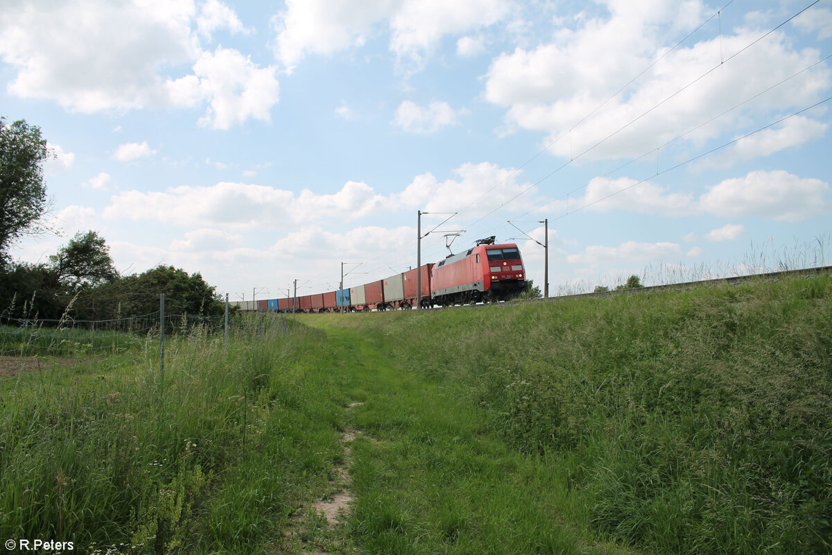 152 130-1 zieht bei Uffenheim ein Containerzug in Richtung Ansbach. 04.06.24