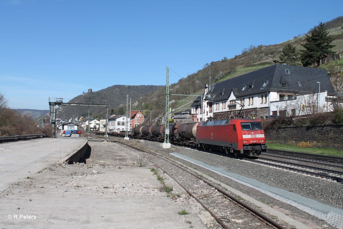 152 132-7 durchfährt Lorch am Rhein mit einem gemischten Güterzug. 20.03.14