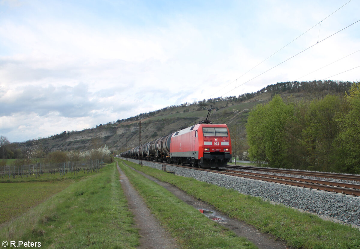 152 132-7 zieht mit einem Kesselzug bei Thüngersheim gen Süden. 28.03.24